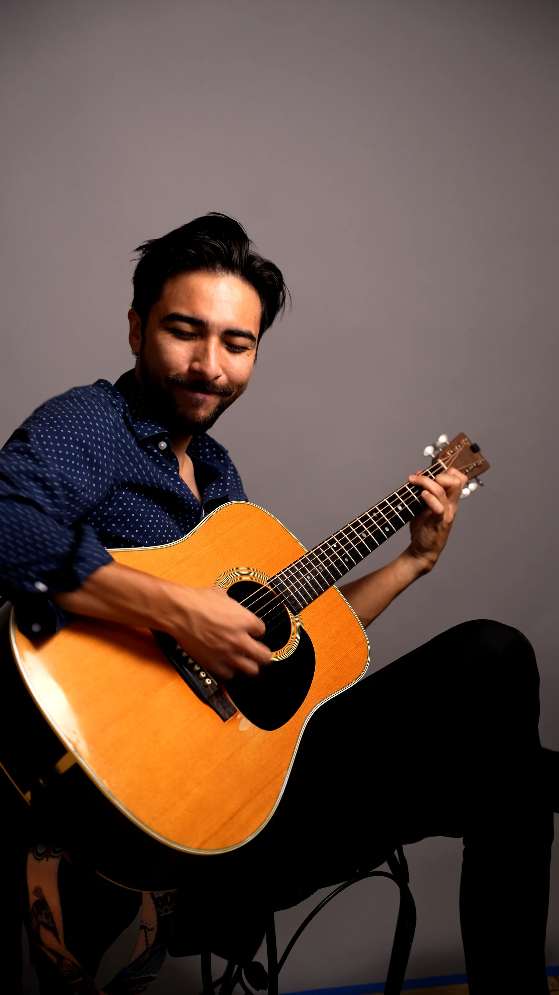 Portrait of Alex Nishi with his acoustic guitar